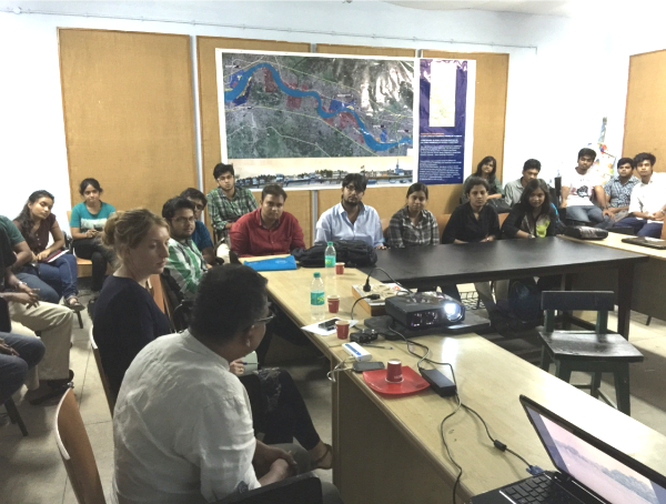 Marlijn Baarveld (second in front) during the workshop with architecture students of the Jadavpur University (Kolkata, India). (Photo: Paul Meurs.) 