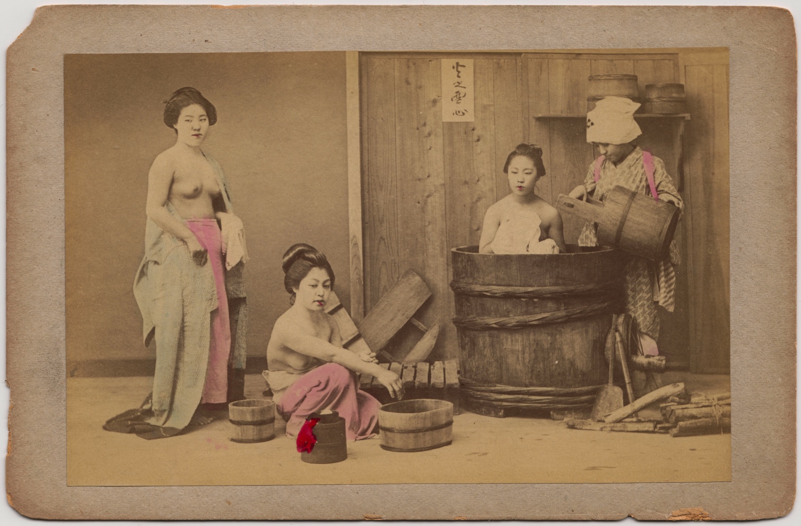 Nude geisha cabinet LR