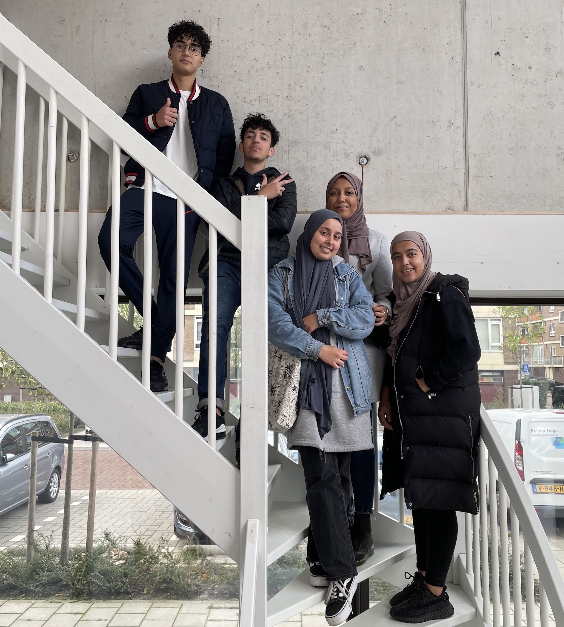 Yahya Ayman Safae Oumaima en Hajar onderdeel van de Tiener Curators in Bureau Postjesweg