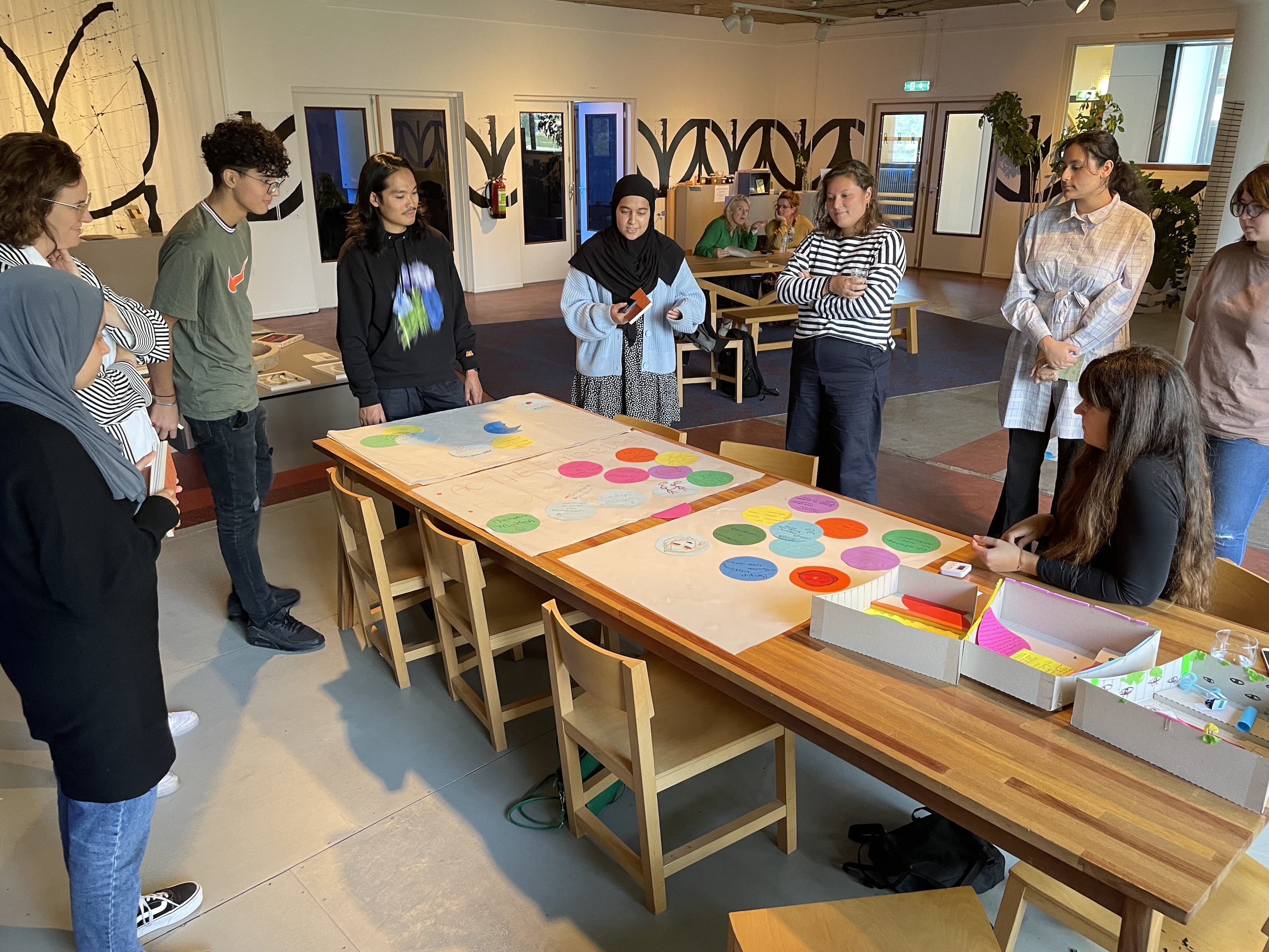 Tiener Curators en Volwassen Curators van de Appel aan het werk kopie