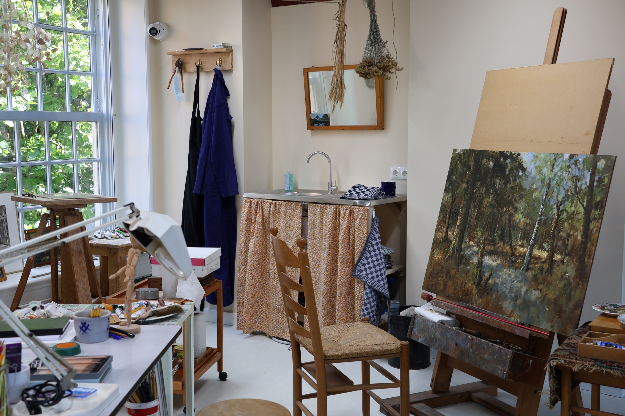Het atelier van Marius van Dokkum in het nieuwe museum, met zijn schildersezel, schildersmaterialen en een schilderij in wording.