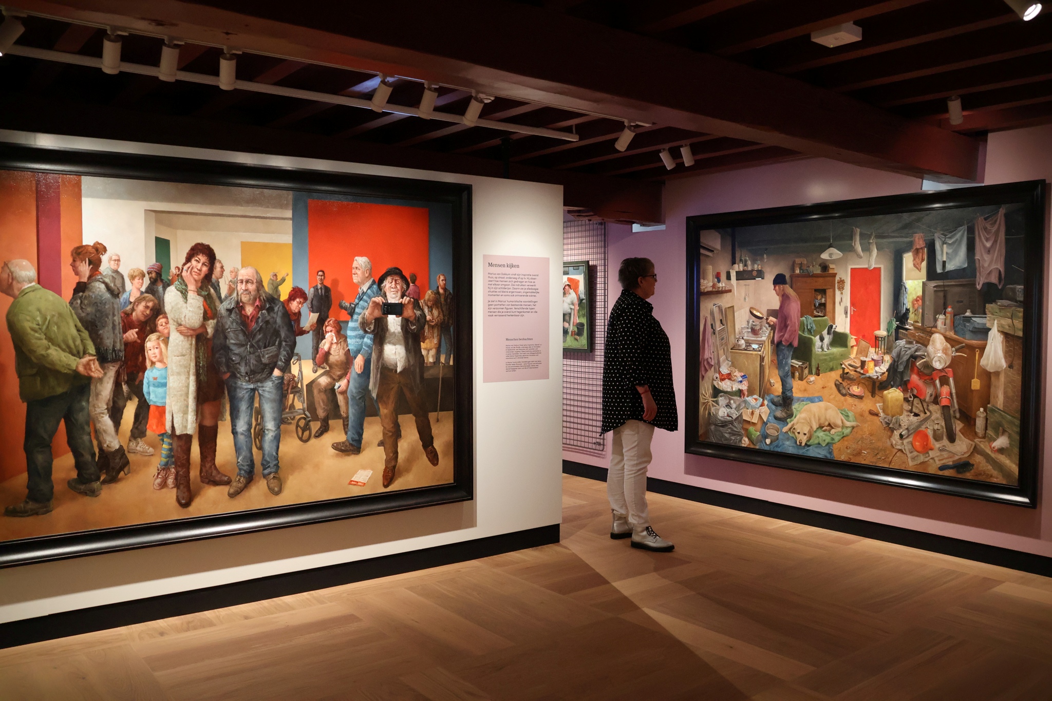 Het nieuwe schilderij Showroom, speciaal gemaakt voor het Marius van Dokkum Museum.