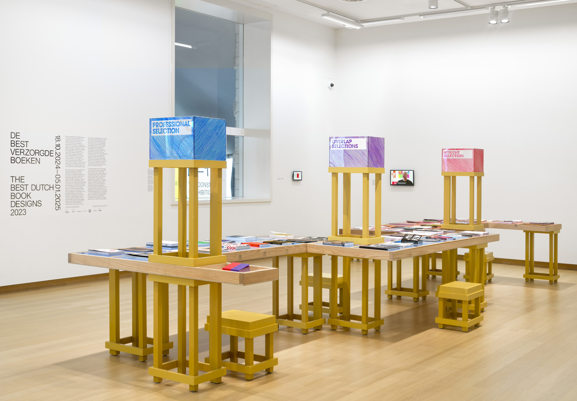 zaaloverzicht van tentoonstelling best verzorgde boeken 2023