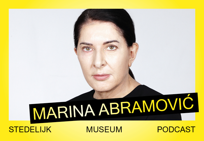 Foto en design van de podcast A Closer Look With met Marina Abramovic op de voorgrond