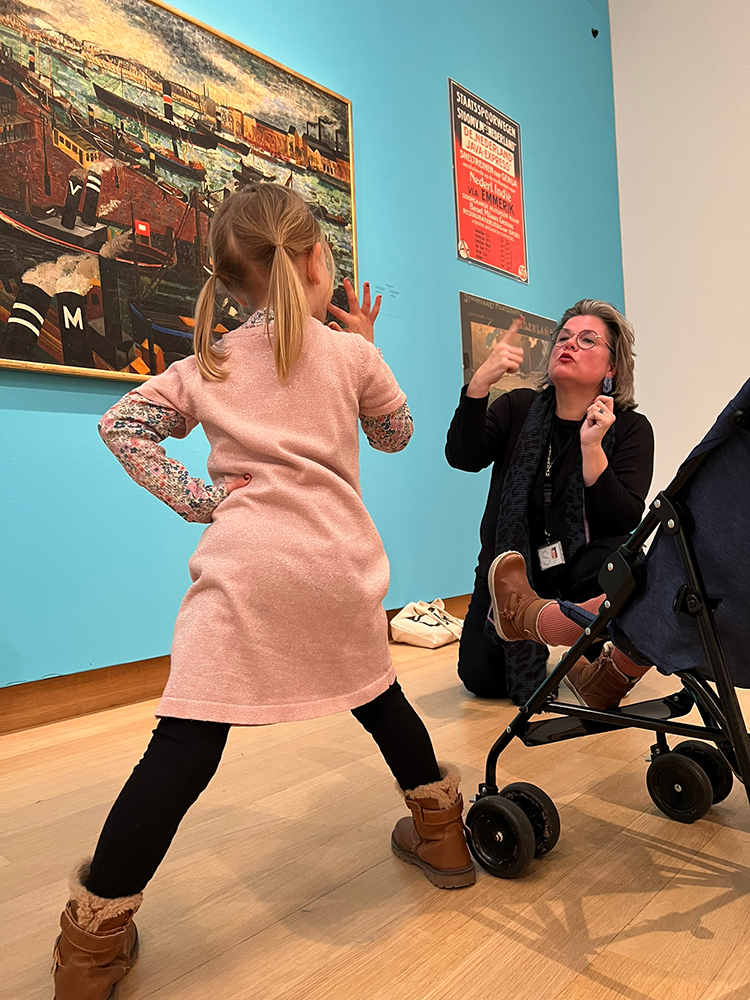 familierondleiding in NGT Stedelijk Museum Amsterdam museumdocent Jos de Winde
