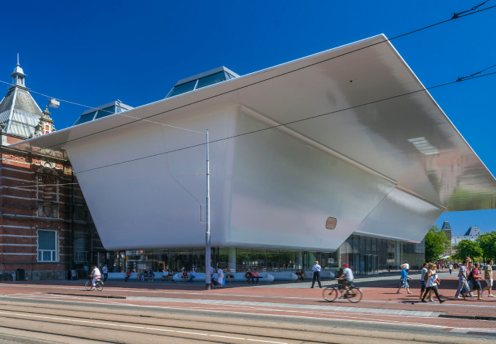 Foto van het gebouw van het Stedelijk Museum Amsterdam in de vorm van een badkuip
