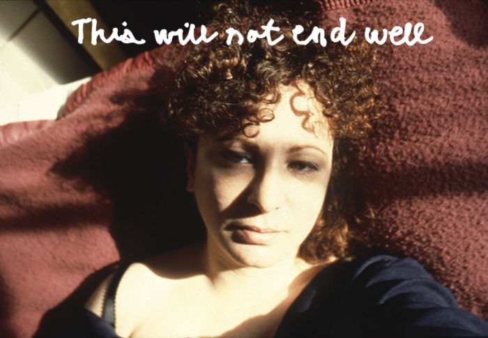This Will Not end well campagne beeld met Nan Goldin zelf-portret, liggend op een bed met een schaduw in haar ogen