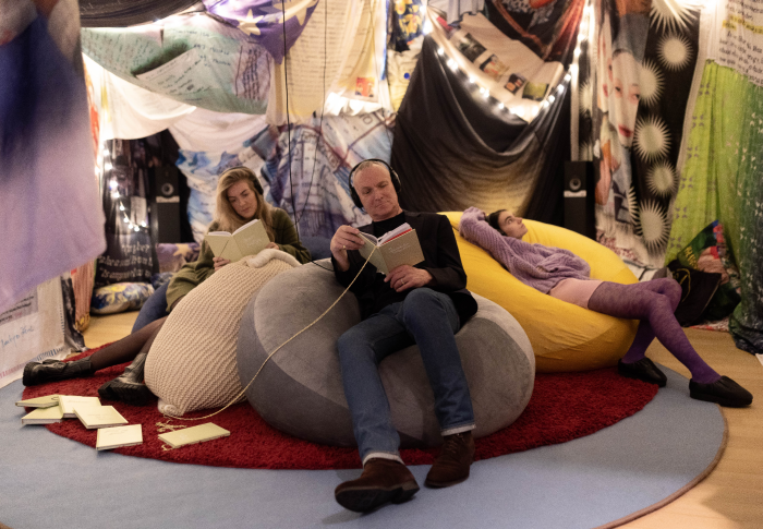 When Things Are Beings zaalbeeld, 3 mensen liggen in een tent met kussens en interacteren met de ruimte (koptelefoon, lezen)