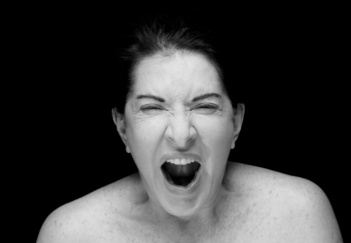 Zwartwit foto van Marina Abramović die schreeuw