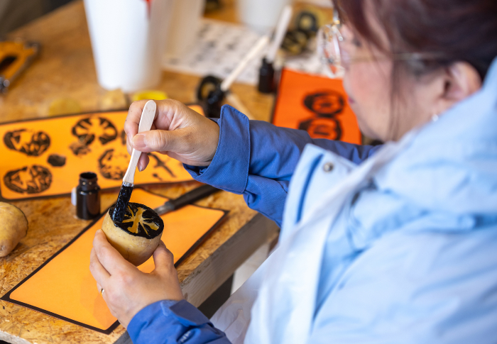 foto van aardappel stempelen tijdens workshop