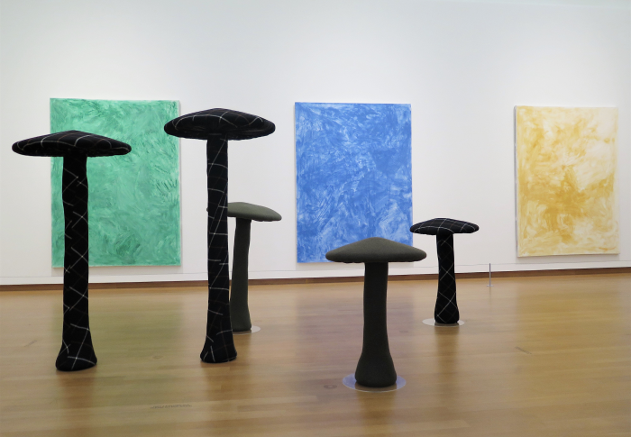 Polke en Von Bonin, grote stoffen paddenstoelen en monochrome schilderijen
