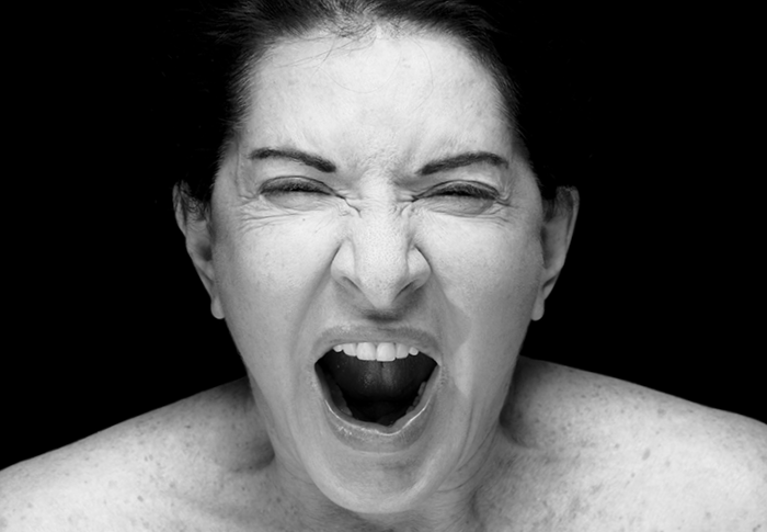 Foto van Marina Abramovic die schreeuwt