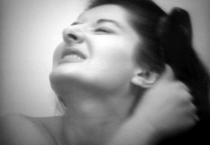 Foto van Marina Abramović tijdens de performance Art Must Be Beautiful, Artist Must Be Beautiful