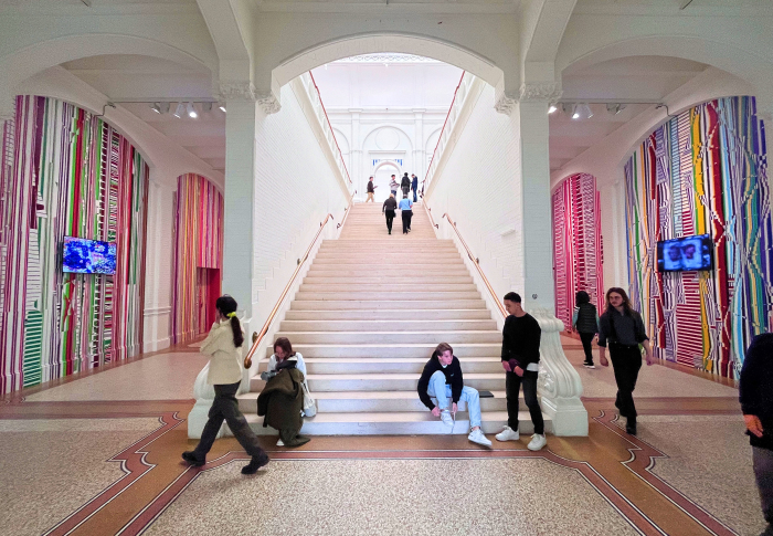Foto van mensen die rond de historische trap bij het Stedelijk museum lopen
