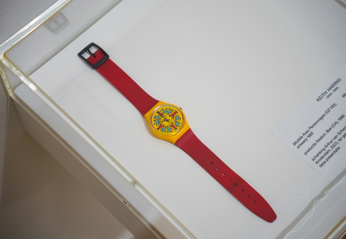 Foto van Keith Haring horloge in vitrine