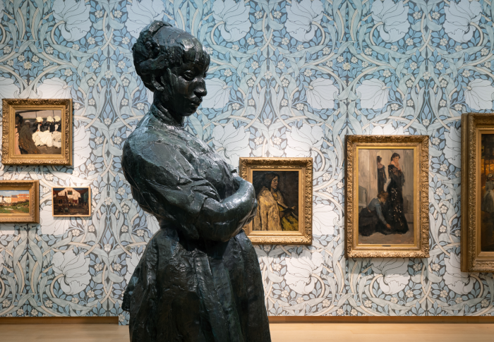 Zaal in tentoonstelling MODERN met sculptuur van Rik Wouters en o.a. schilderijen van George Hendrik Breitner, Suze Robertson en Isaac Israels