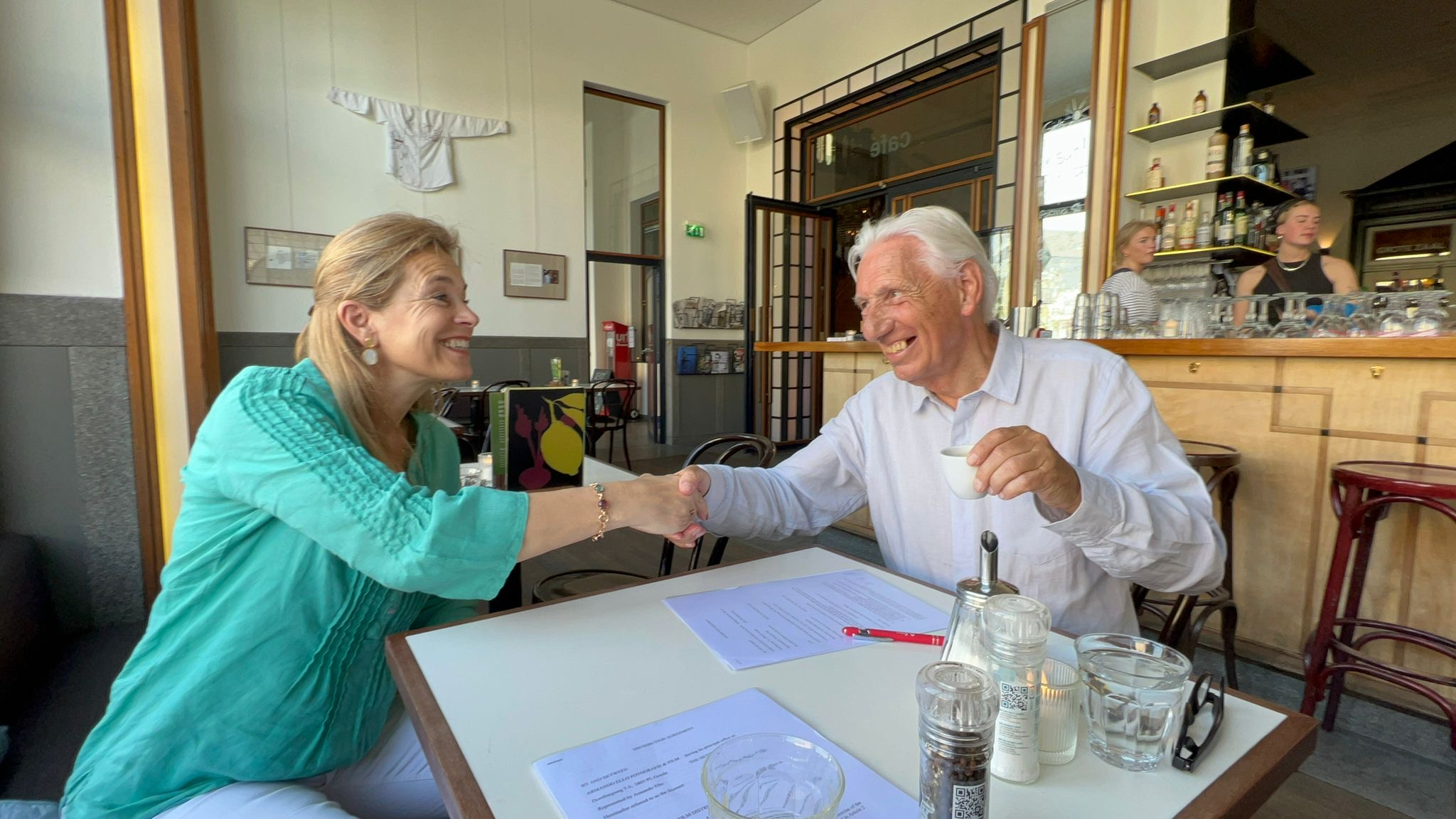 Simone voorjaar FOTO SB en Rieks tekenen contract mei