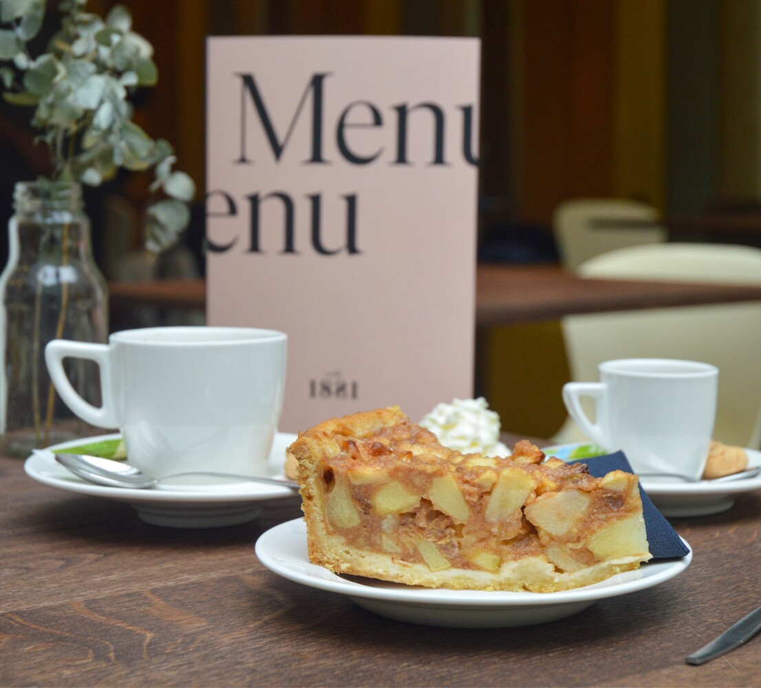 Cafe koffie met appeltaart