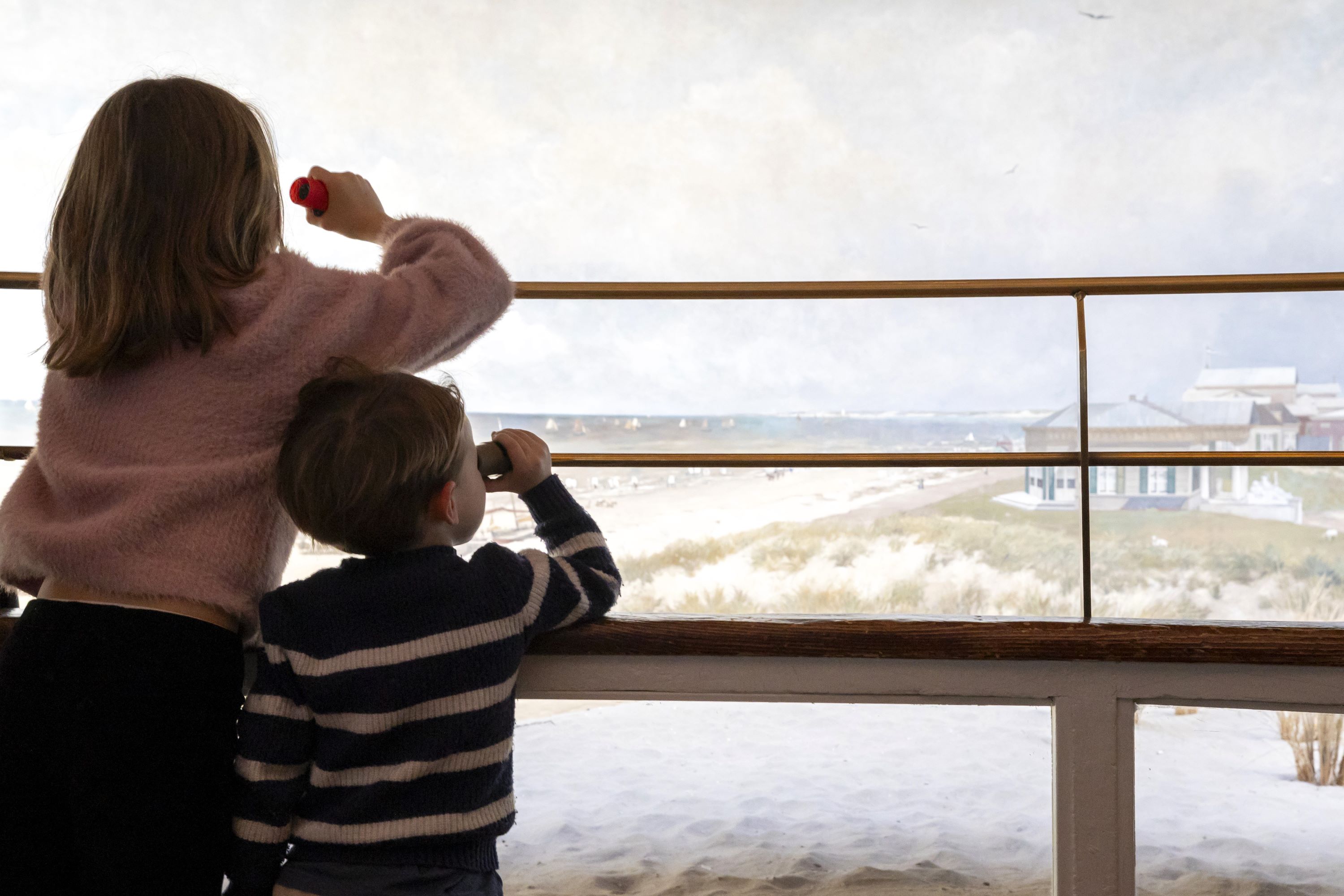 Kinderen met verrekijker foto Henriette Guest