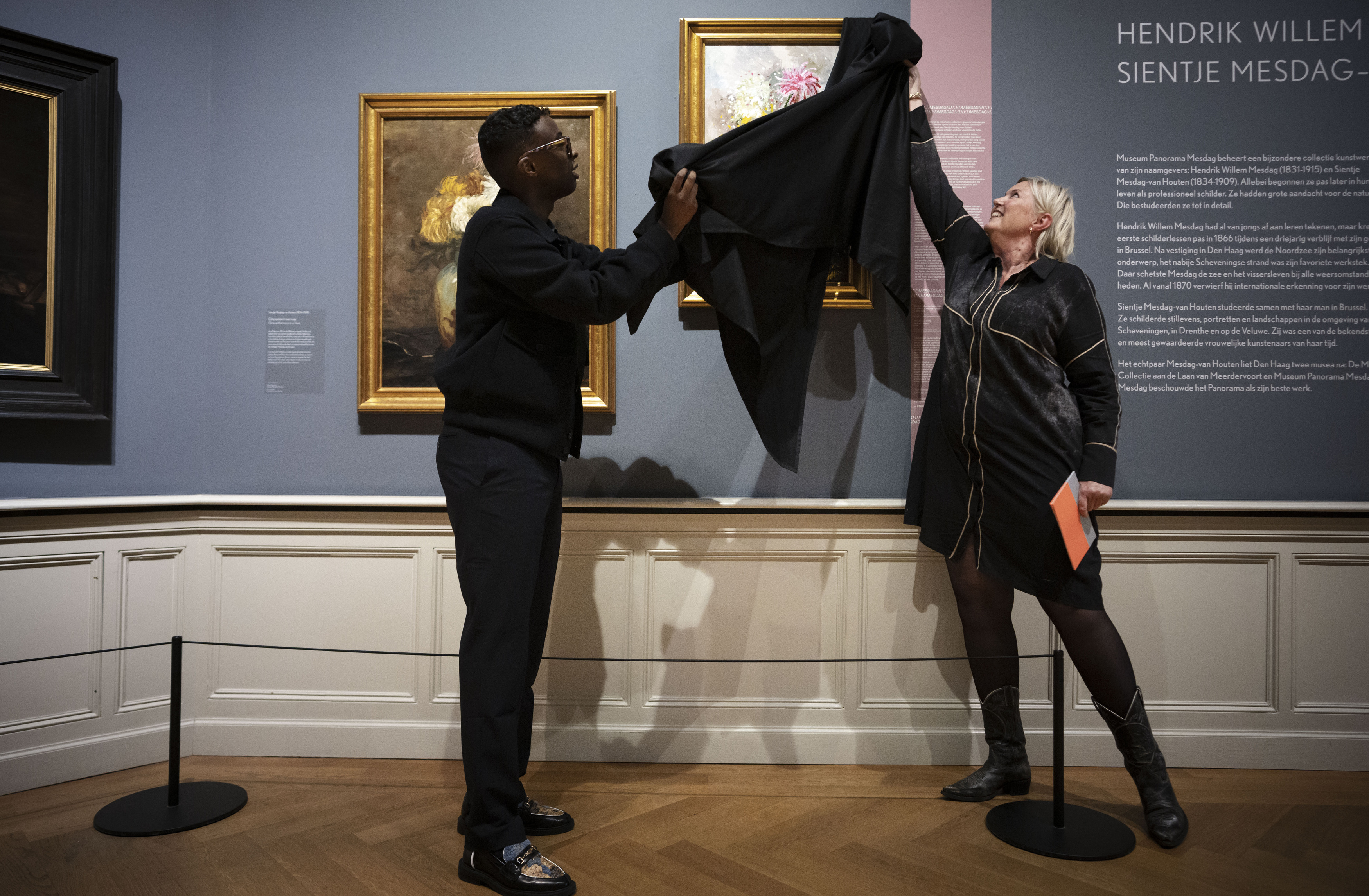 Kunstenaar Rarri Jackson (1997) met museumdirecteur Minke Schat bij de onthulling van zijn werk in de Mesdag Zalen.