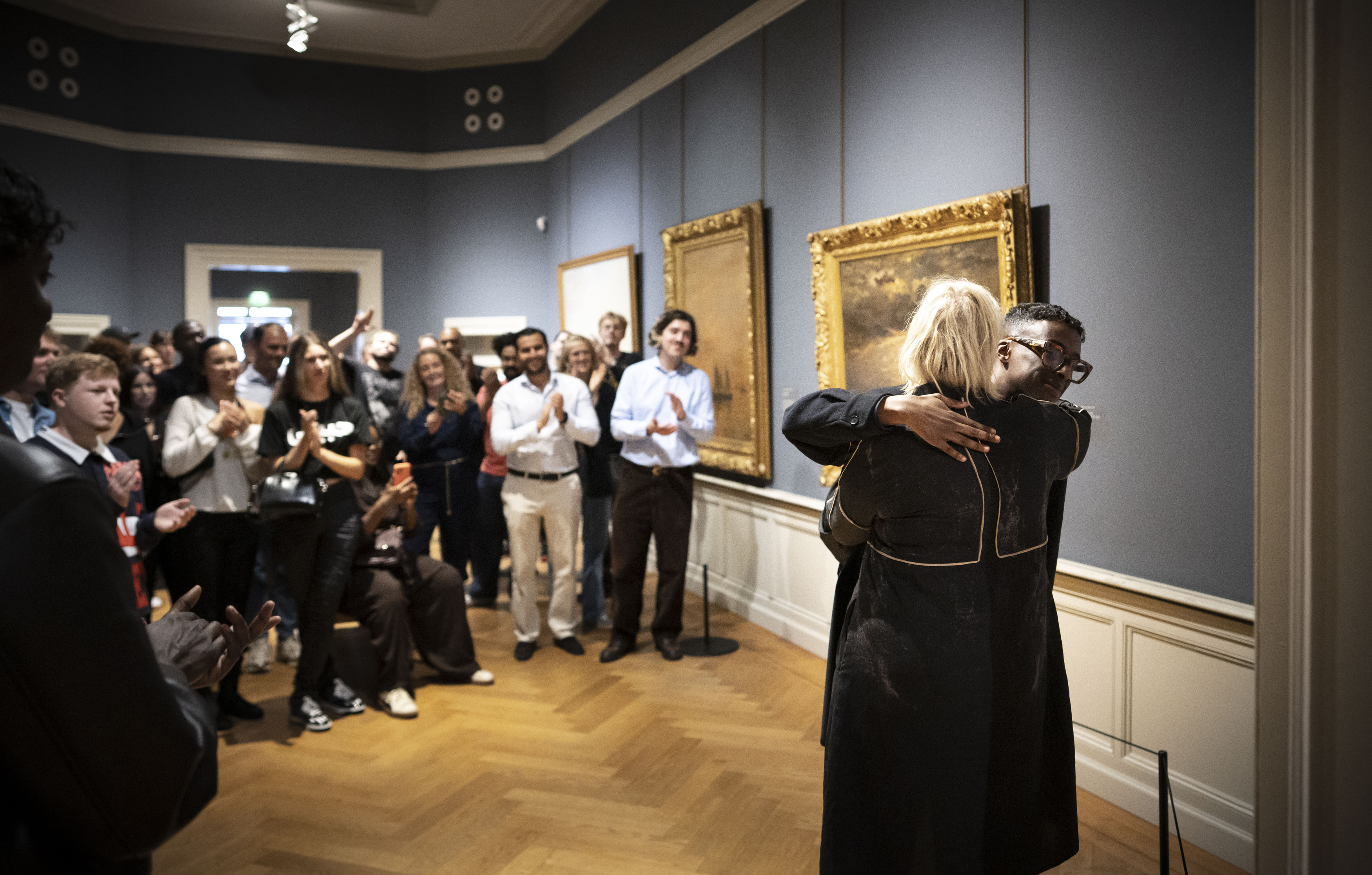 Kunstenaar Rarri Jackson (1997) met museumdirecteur Minke Schat bij de onthulling van zijn werk in de Mesdag Zalen.
