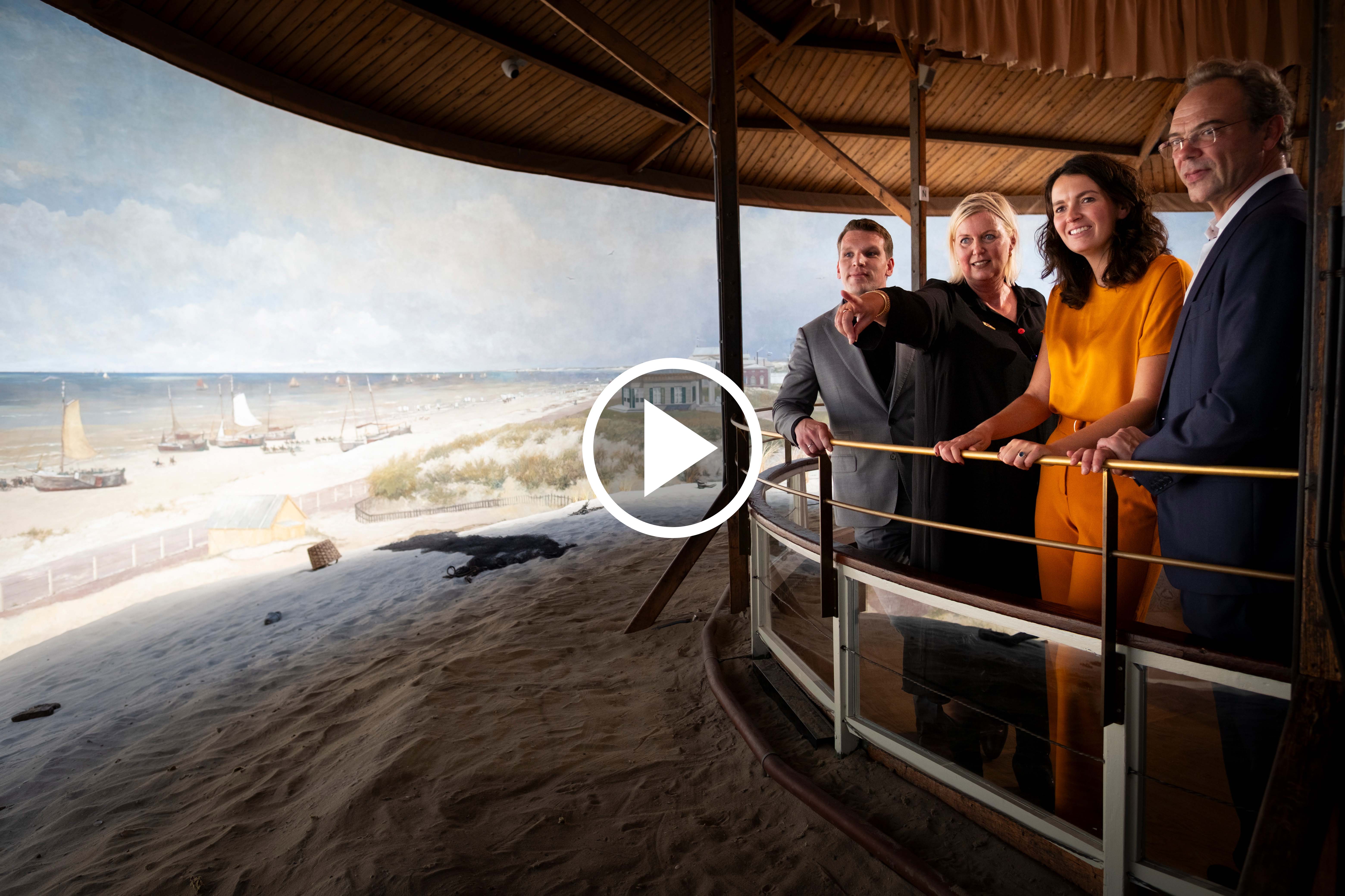 Panorama van Mesdag vlnr OCW demisionnair minister Gouwe Moes Minke Schat Emilie Zonnevylle Steven Storm NB PLAYBUTTON