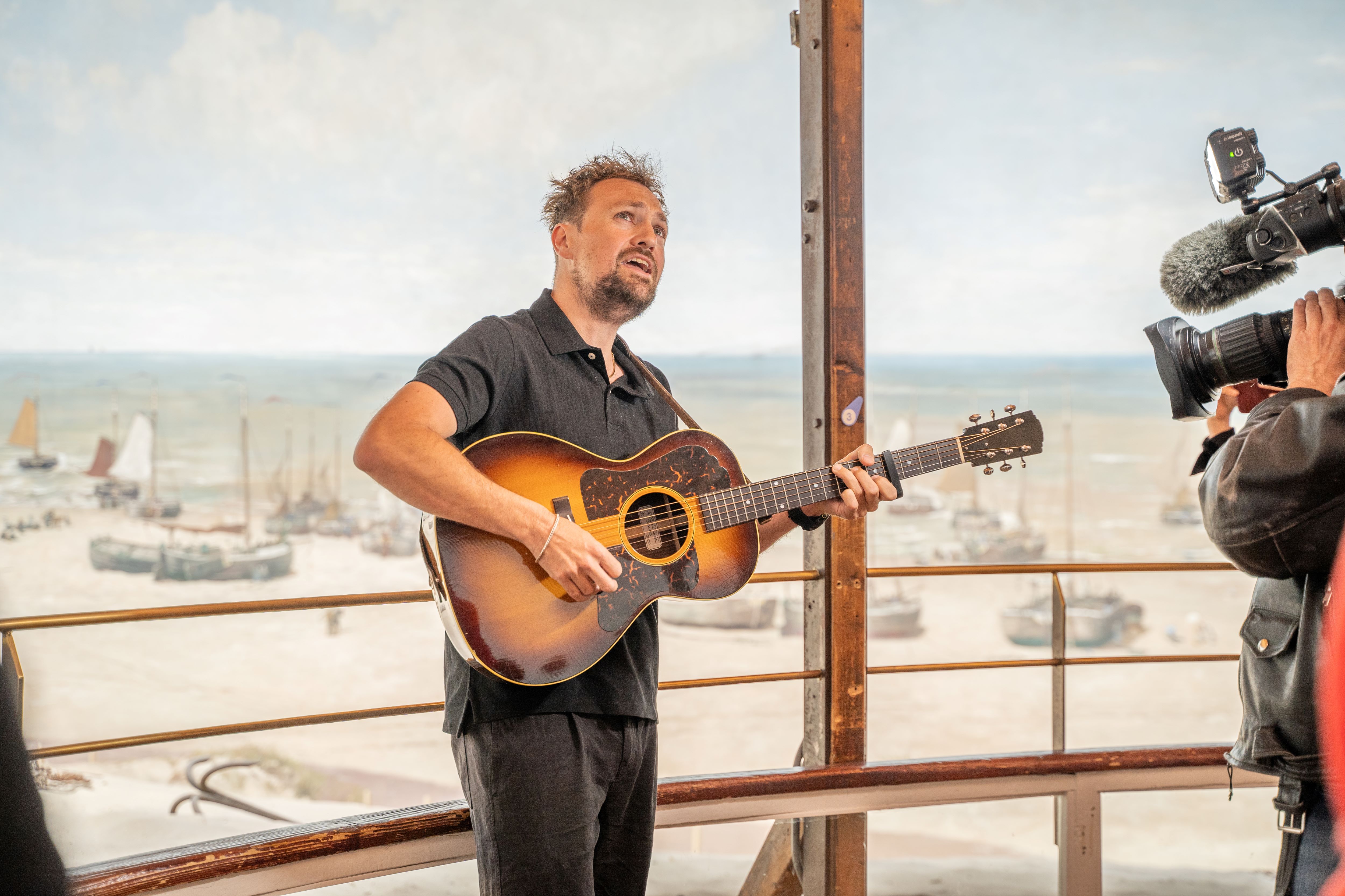 Tim Knol live bij Panorama van Scheveningen foto Jorah Terwisscha van Scheltinga