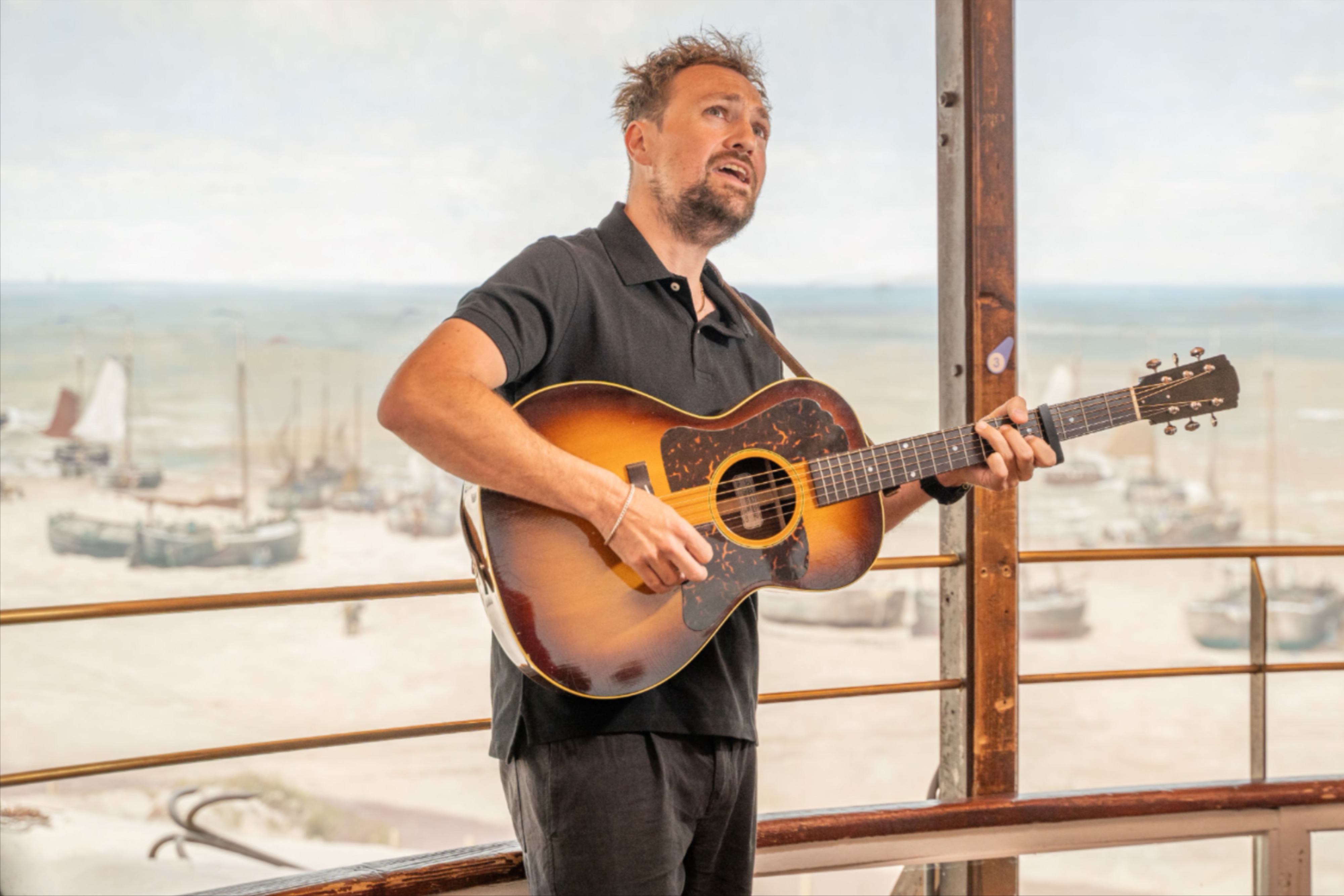 Tim Knol live bij Panorama van Scheveningen foto Jorah Terwisscha van Scheltinga