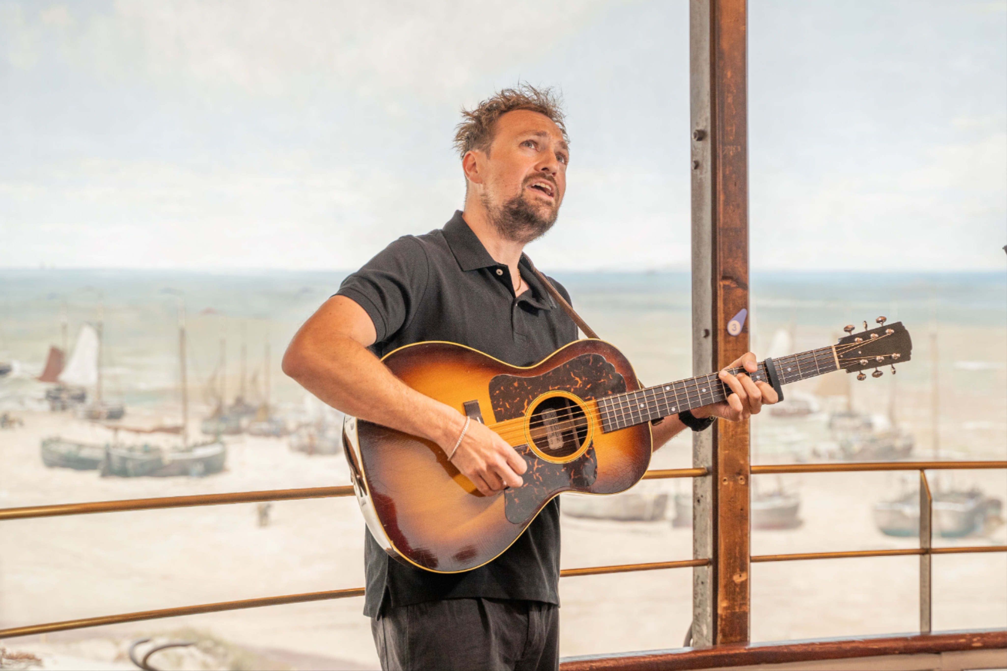 Tim Knol live bij Panorama van Scheveningen foto Jorah Terwisscha van Scheltinga