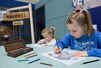 Schathuys Makerij junior Schilderen Foto Studio Twisk AI bewerkt naar vredesduif tekenen