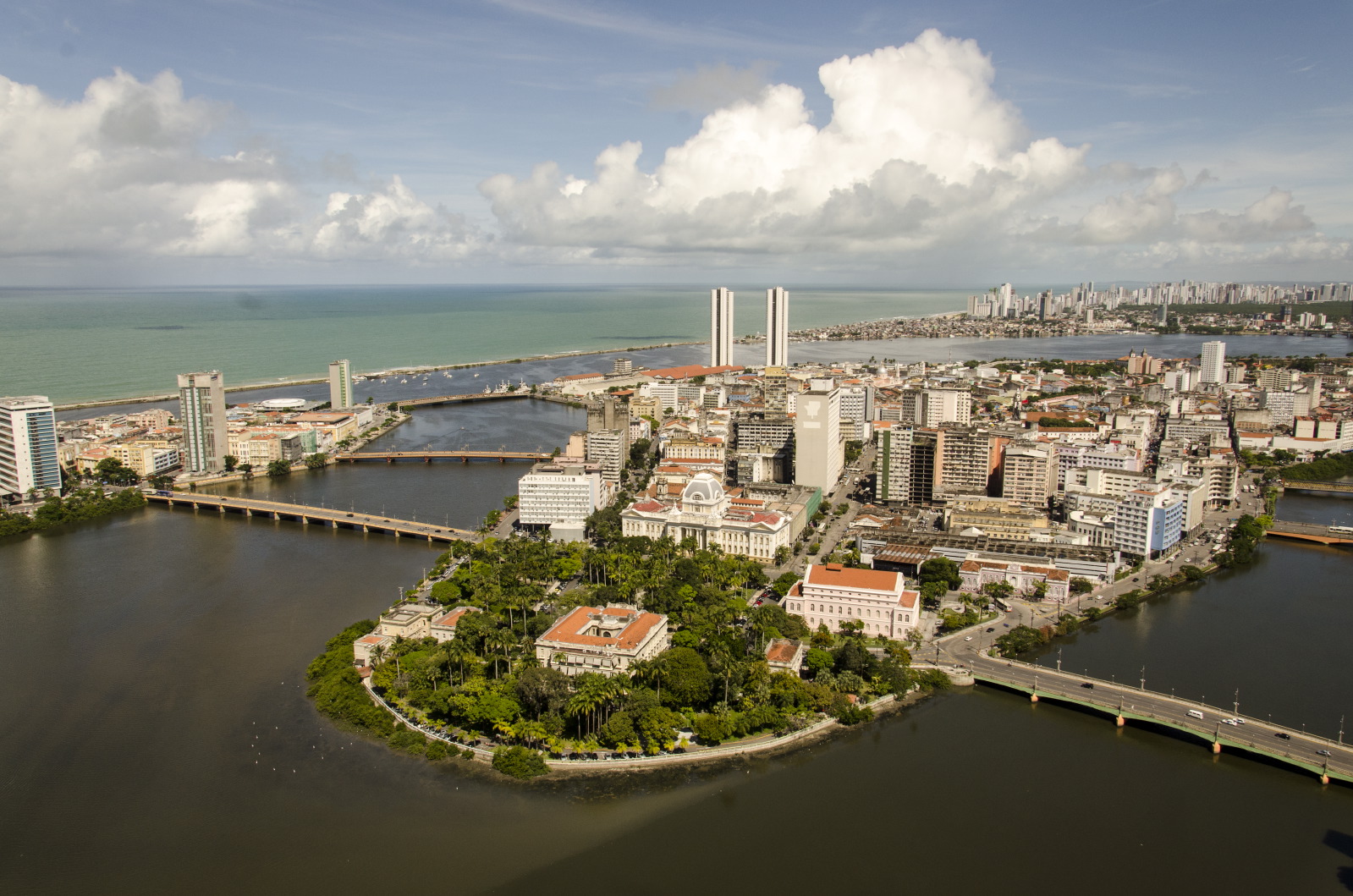 The Antônio Vaz island and some of the water systems and bridges that characterise the city (photo: Portal da Copa/ME / licensed under CC BY 3.0 BR).