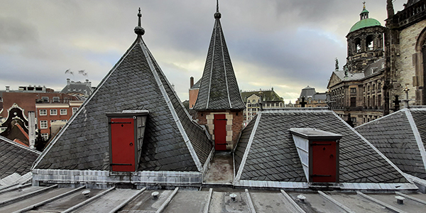 Daken van de Nieuwe Kerk in Amsterdam met op achtergrond het Paleis op Dam (foto G. van Tussenbroek) Daken van de Nieuwe Kerk in Amsterdam met op achtergrond het Paleis op Dam (foto G. van Tussenbroek)