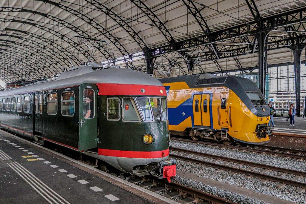 Op station Haarlem staat treinstel 273 (1952) uit de collectie van het Spoorwegmuseum naast 9413 van de Nederlandse Spoorwegen, klaar om samen op te trekken, Foto Niels Kehl, 2020.