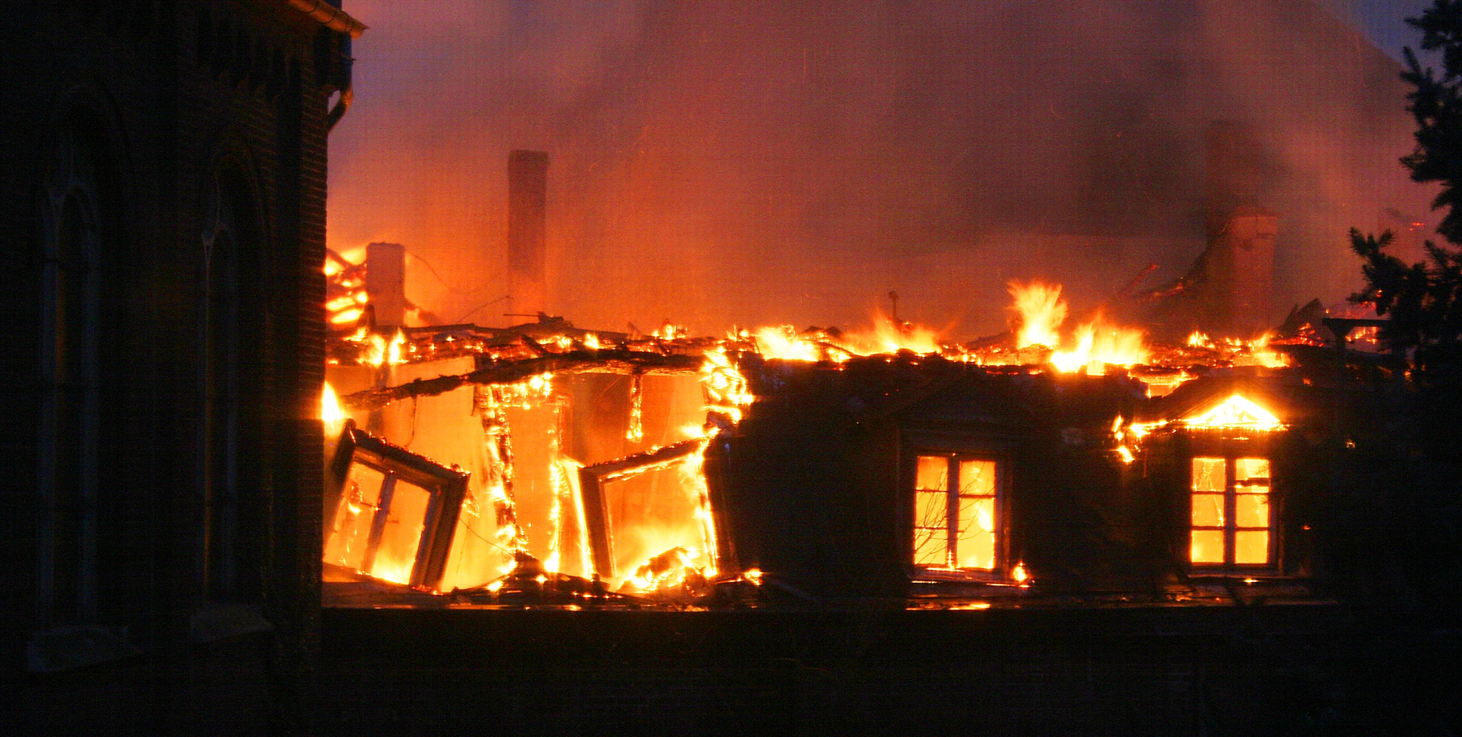 Fire in Schutterijmuseum at Steyl, Limburg, the Netherlands (photo: Heinz Helf) Fire in Schutterijmuseum at Steyl, Limburg, the Netherlands (photo: Heinz Helf)