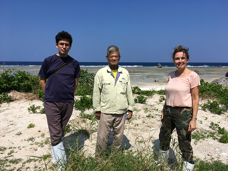 From L to R: Randall Sasaki (translator), Namihira (resident of the island of Tarama, Japan) & José Schreurs (RCE). Photo taken in 2019 during the Van Bosse project (photo: RCE).