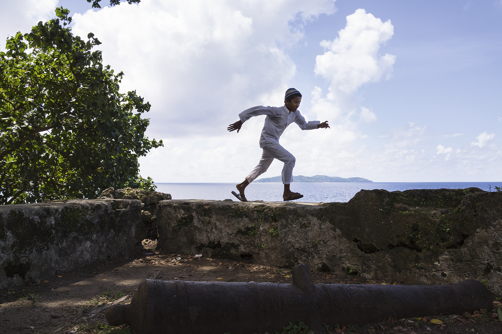 'Fort Concordia, Banda Besar’. A young boy runs on a wall of fort Concordia (photo: Isabelle Boon, 'I love Banda')