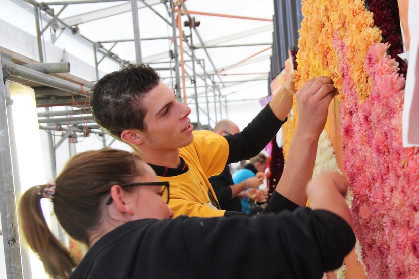 Jongeren aan het werk voor corso Zundert foto Werner Pellis