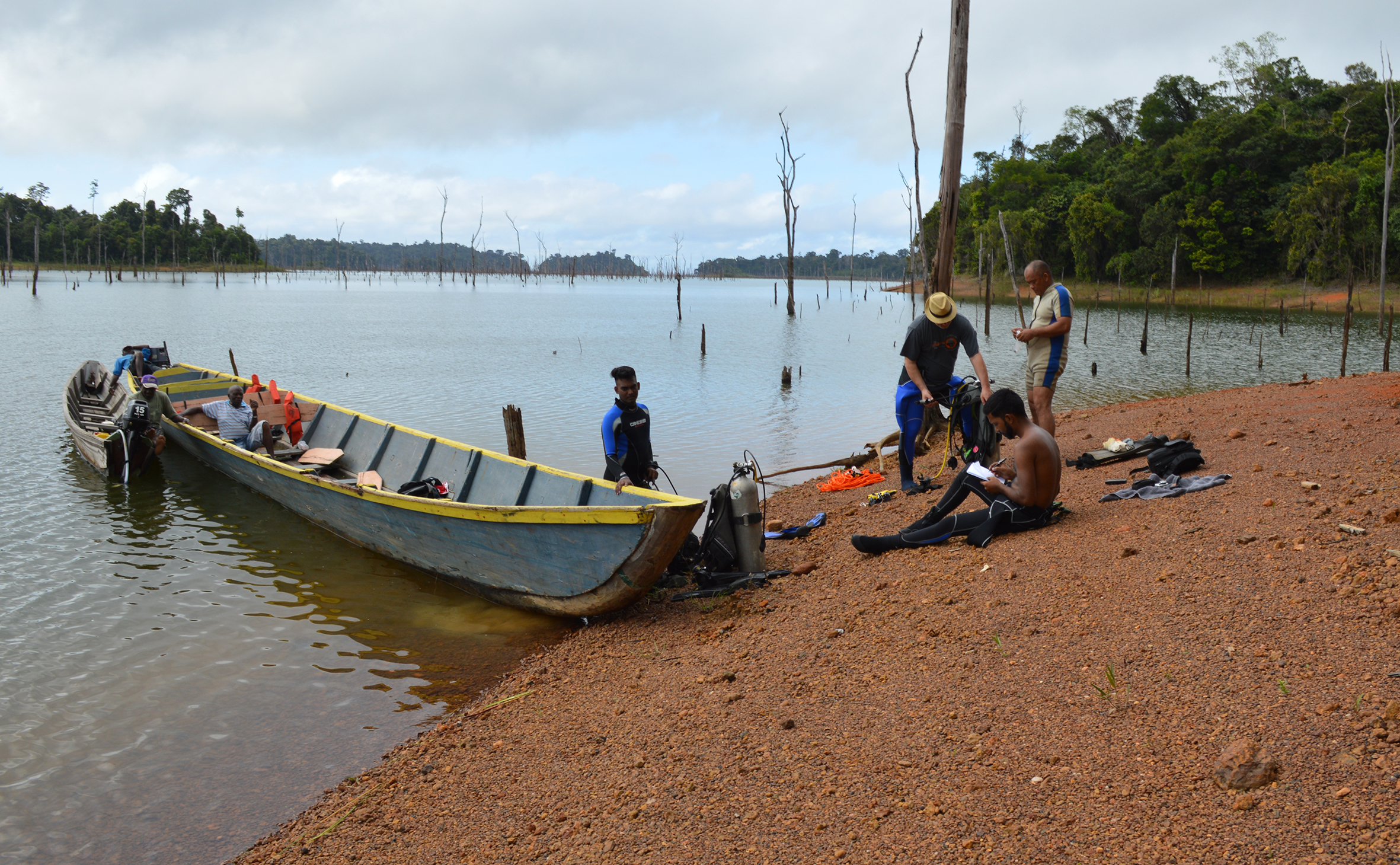 Preparing to dive to investigate sunken tribal Maroon villages in the Brokopondo Stuwmeer 2016, Suriname (photo: Guno Kenneth Phag).