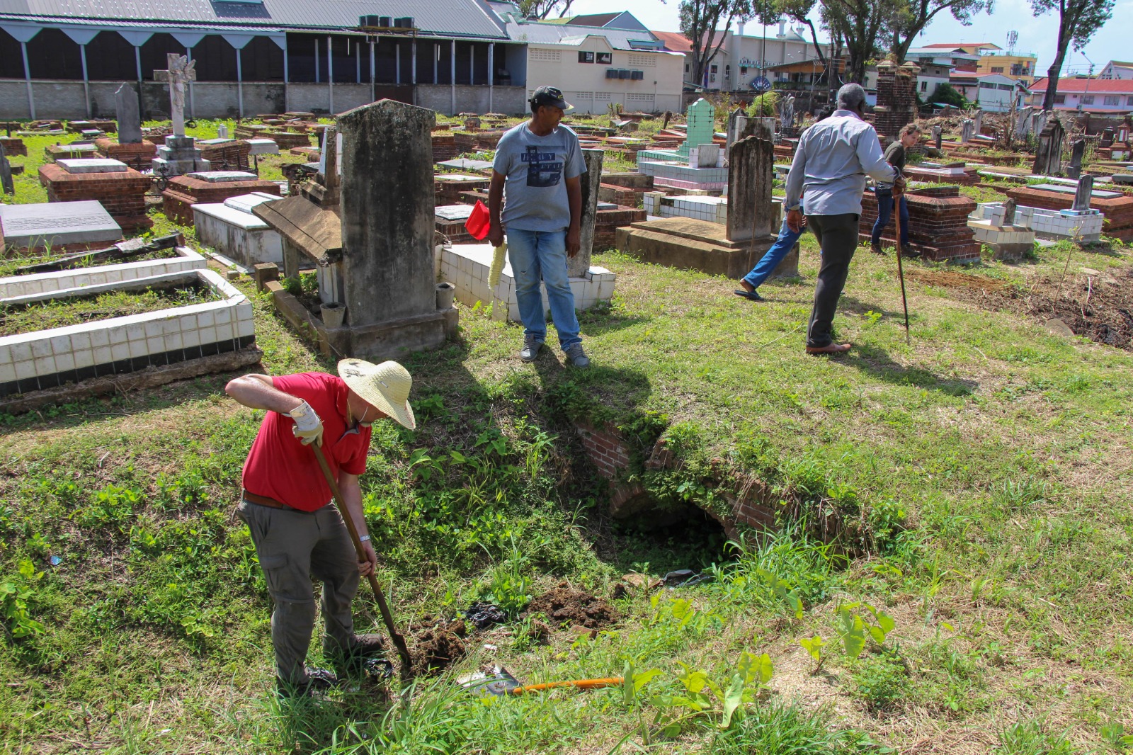 Work on the Nieuwe Oranjetuin in Paramaribo, Suriname – digging for information on the depth of the ditches in the cemetery (photo: René ten Dam).