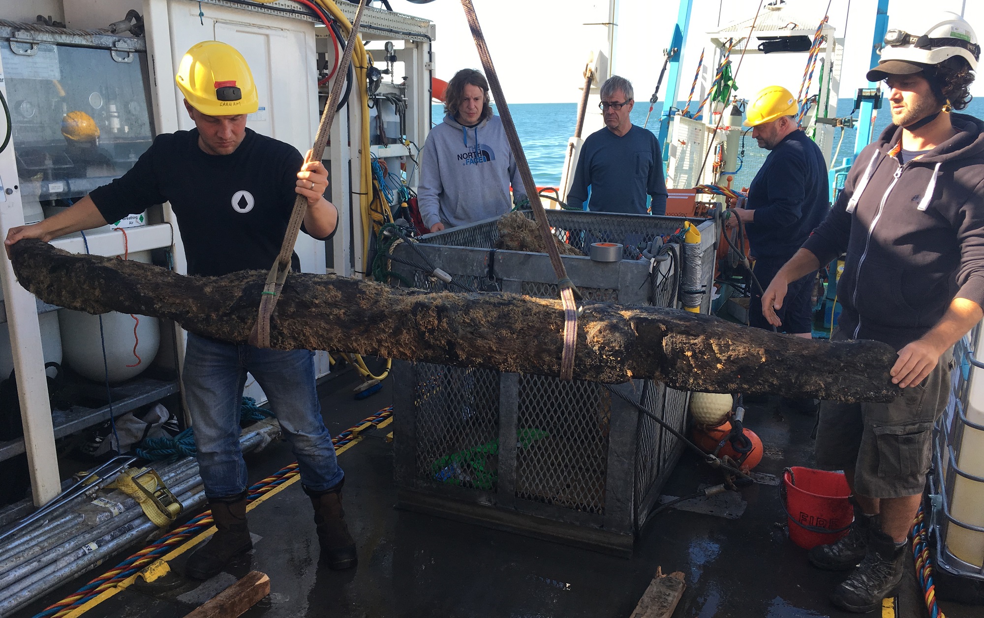 A large timber of the Rooswijk is lifted on board of the research vessel during the recent 2018 expedition (photo: #rooswijk1740/Martijn Manders)