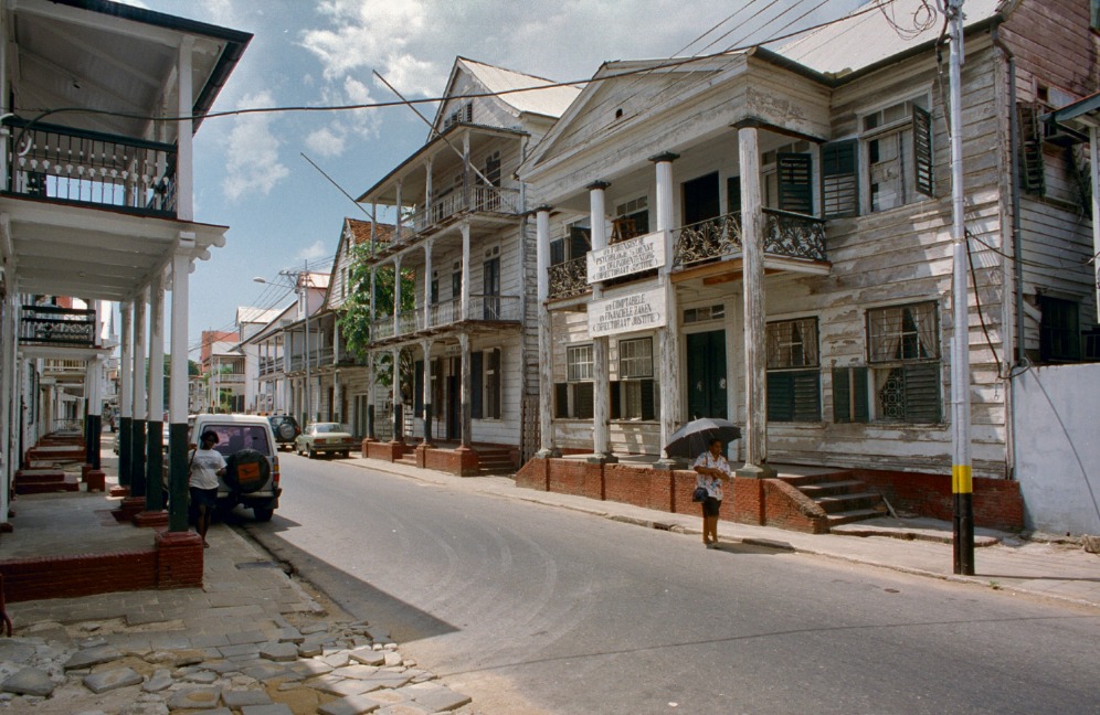 Street view of Paramaribo, Suriname (photo RCE). Street view of Paramaribo, Suriname (photo RCE).