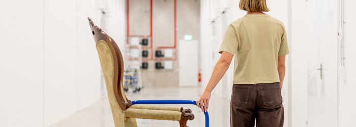 Bruikleen stoel wordt door gang verplaatst