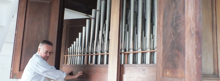 Rudi van Straten conducts research of the Batz organ in the Maarten Lutherkerk in Paramaribo (Suriname) (photo Stephen Fokke)