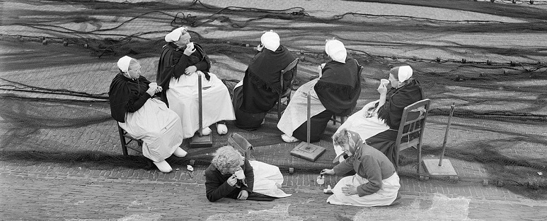 Scheveningse vrouwen aan het netten boeten