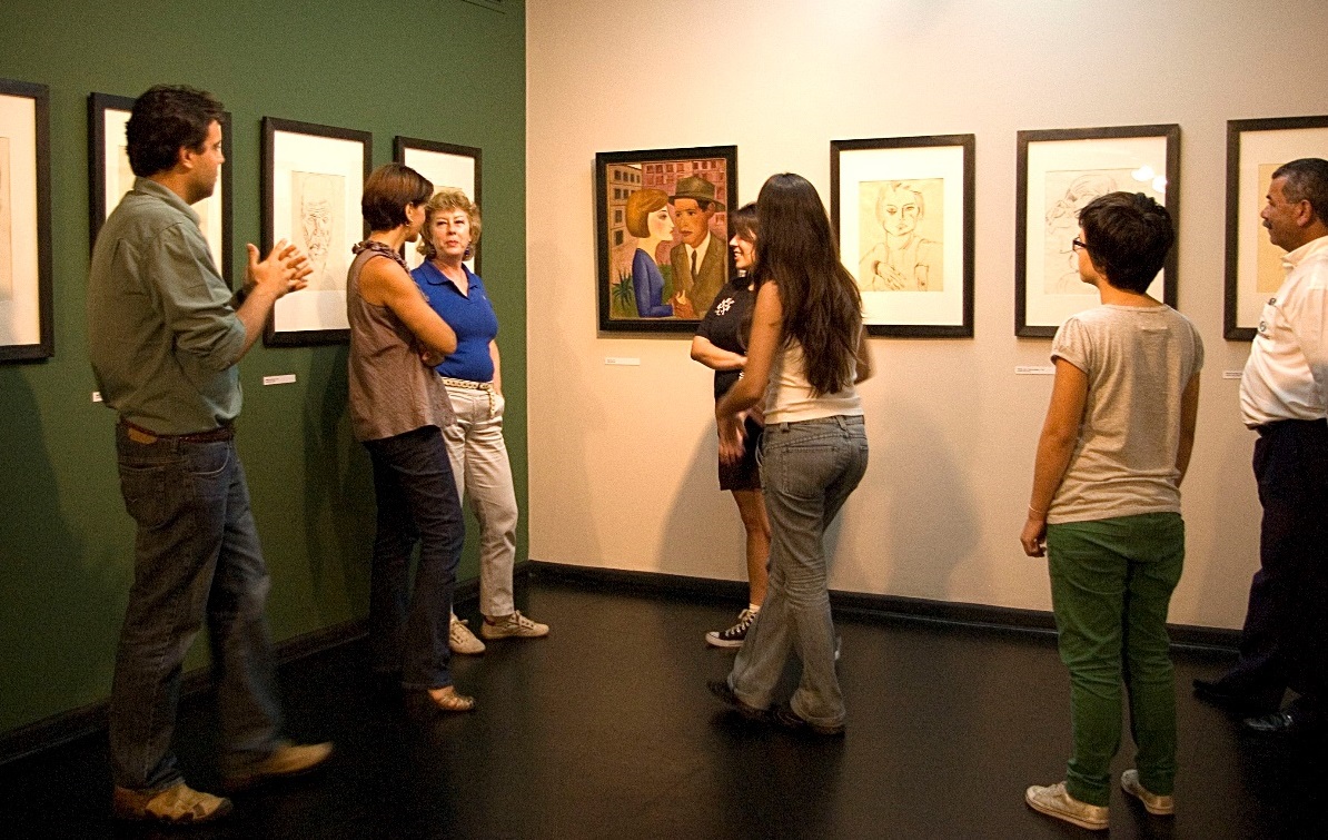 Guide and visitors at the Lasar Segall Museum, Brazil (photo: Silvana Lobo)