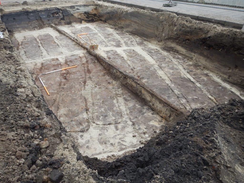 Archeologische sporen van bodemverbeteringskuilen/moestuinbedden werden gevonden tijdens de opgraving Bergen op Zoom-Station fietsenhelling. Ze dateren uit de late middeleeuwen tot vroeg nieuwe tijd.