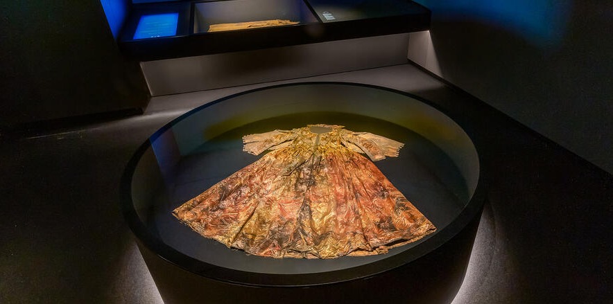De jurk uit het Palmhoutwrak in de nieuwe vitrine