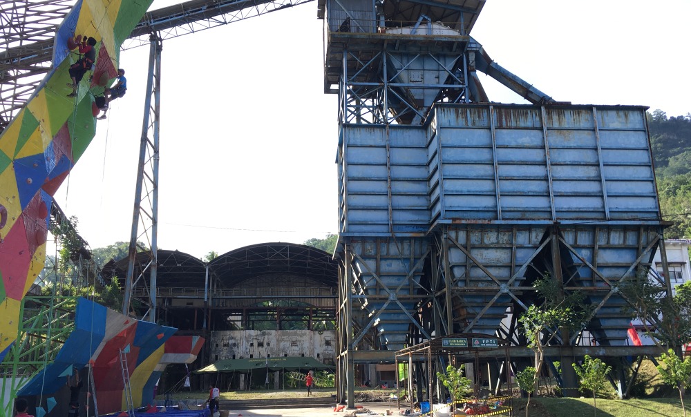 The now empty coal silos in Sawahlunto are currently used as a climbing wall by the local alpinist association (photo: Jean-Paul Corten).